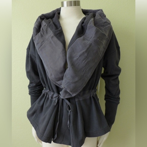 Young, Fabulous and broke jacket - Picture 4 of 9